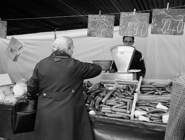 Petit marché de quartier en région parisienne - Massy (91) - Novembre 1973