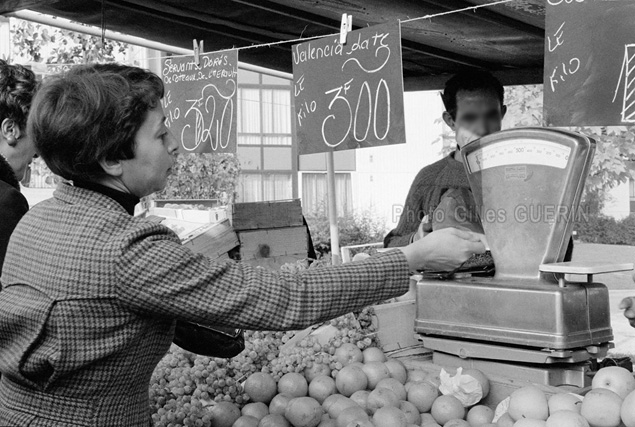 Petit march de quartier en rgion parisienne - Massy (91)  - Novembre 1973