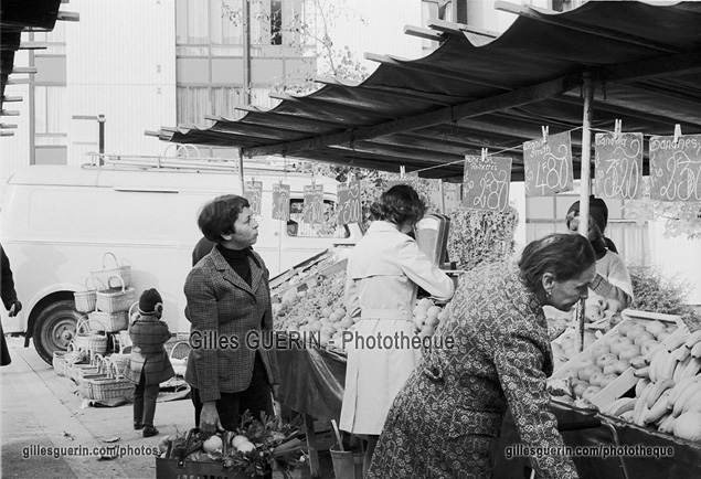 Petit march de quartier en rgion parisienne - Massy (91)  - Novembre 1973