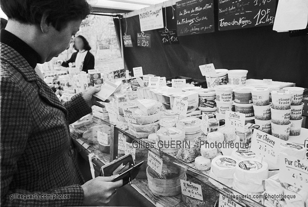 Petit march de quartier en rgion parisienne - Massy (91)  - Novembre 1973