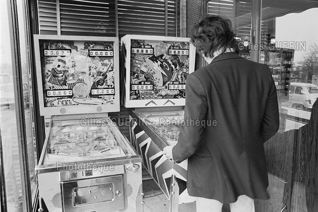 partie de flipper - Rgion parisienne au caf