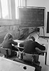 1979  - Enseignement primaire - Cours prparatoire - Enfants studieux et appliqus avec tableau noir travaillant sur l'orthographe 