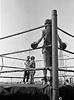 1976  - Boxe éducative - Deux  jeunes garçons s'apprêtent à une démonstration sur un ring en plein air - Massy