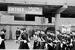 Salon de l'enfance - Novembre 1972 - Dfil d'enfants de troupe devant l'entre