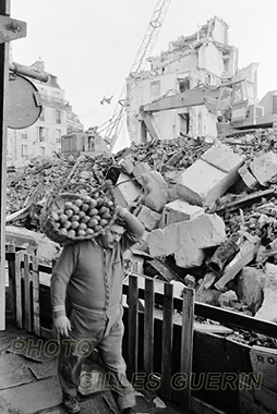 Dans le quartier des Halles de Paris pendant la dmolition de 1972  73  