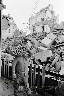 Dans le quartier des Halles de Paris pendant la démolition de 1972 à 73