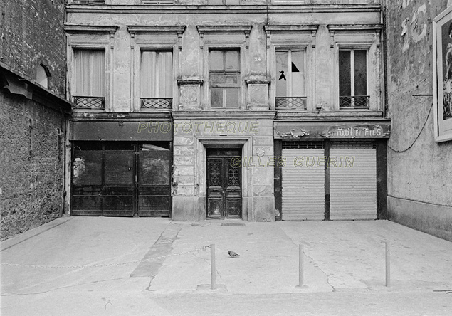 Faade d'immeuble dlabre dans le quartier des Halles de Baltard de Paris pendant leur dmolition de 1972  1973