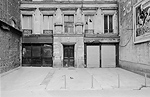 Faade d'immeuble dlabre dans le quartier des Halles de Baltard de Paris pendant leur dmolition de 1972  1973