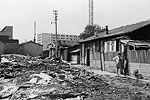 1973  - Démolition du bidonville du Franc Moisin en Seine-Saint-Denis - Baraquement femme et petite fille...