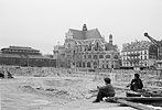 1972/73  - Dmolition des halles de Baltard de Paris - Jeunes garons regardant le chantier