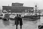 1972/73  - Dmolition des halles de Baltard de Paris - Couple personnes ges regardant le chantier