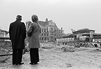 1972/73  - Dmolition des halles de Baltard de Paris - Couple regardant le chantier