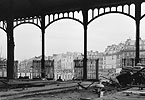 1972/73  - Démolition des halles de Baltard de Paris - Vue des immeubles du quartier depuis l'intérieur d'un pavillon