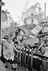 1972/73  - Vieille dame avec son cabas dans le quartier des halles de Baltard pendant dmolition