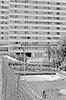 1975  - Jardin priv et immeuble d'habitation dans une cit de banlieue d'le-de-France