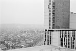 1973  - Hautes tours d'habitation et résidence pavillonaire populaire et étendue dans une cité de banlieue d'Île-de-France