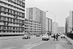 1973  - Axe de circulation avec voitures de l'poque et bord d'immeubles - Cit du Moulin Vert - Vitry sur Seine