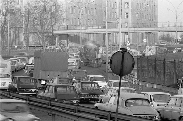 Circulation automobile  Paris - Encombrements - 1973