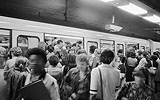 1979  - Foule sur le quai et rame bonde dans le mtro parisien  une heure de pointe