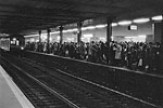 1979  - Foule sur le quai et rame bonde sur la ligne de Sceaux  (Rer B)  une heure de pointe