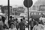 1976  - Circulation automobile  Paris - Foule de pitons et encombrements  la porte d'Orlan