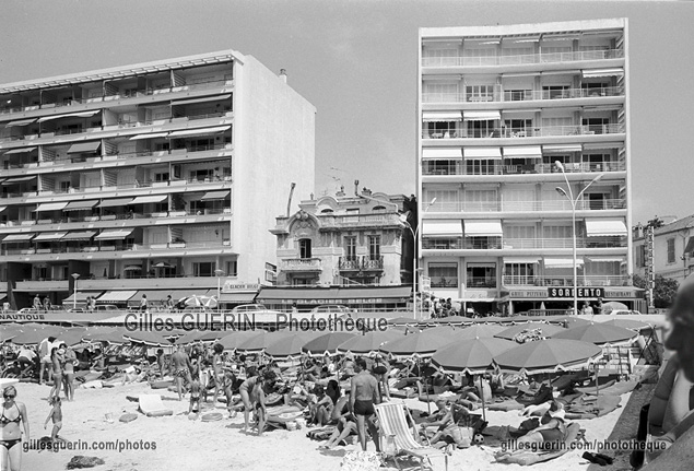 Vacances d't au bord de la mer sur la Cte d'Azur - aot 1975