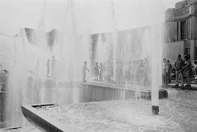 Canicule de 1975 - Fontaines du Trocadro  Paris