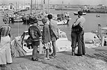 1976  - Vacanciers en famille en train de regarder les bateaux sur un port de plaisance - Ostende - Belgique