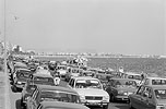 1975  - Plages surpeuples route encombre et immeubles ctiers entre Cannes et la Napoules - Cte d'Azur