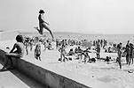 1975  - Jeux sur plage surpeuple avec barres d'immeubles en arrire-plan - Cte d'Azur