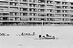 1975  - Plagistes avec immeuble donnant sur la plage en arrière-plan - Côte d'Azur