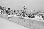 1975  - Plage surpeuple  Juan-les-Pins - Cte d'Azur