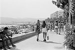 1975  - Plages surpeuples  Juan-les-Pins - Jeune homme regardant deux jolies jeunes filles - Cte d'Azur