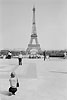 1975  - Touristes asiatiques au trocadéro à Paris - Photo devant la Tour Eiffel