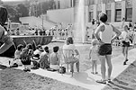 Canicule de 1975 - Vacanciers et touristes dans les fontaines du Trocadro  Paris les pieds dans l'eau...