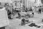 1974  - Avignon pendant le festival de spectacles - Beatniks affals sur le trottoir et touristes