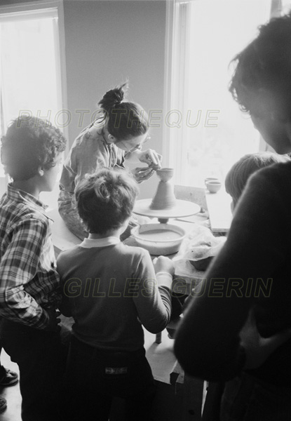 Dmonstration de poterie devant des enfants