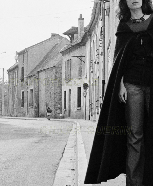 Fabienne La jeunne femme en cape noire et la petite colire