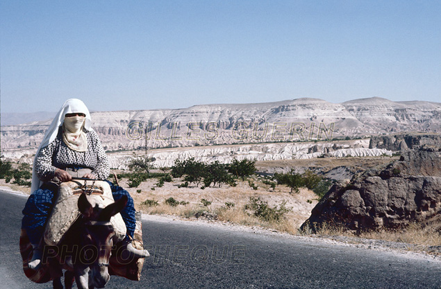 Turquie 1973 - Femme voile sur son ne