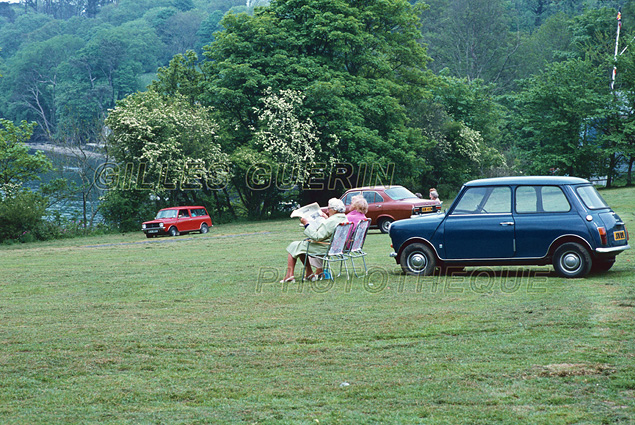 UK 1980 - Cornouailles - Vieilles dames assises dans un  vert au bord d'un tang