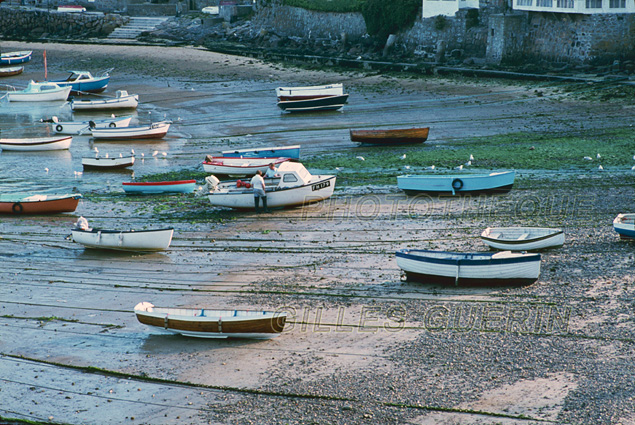 UK 1980 - Cornouailles - Couple assis regardant le port