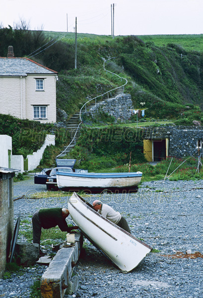 UK 1980 - Cornouailles - Couple assis regardant le port