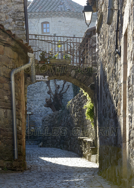 Ruelle dans un village mdieval traditionnel cvenol  - 2016