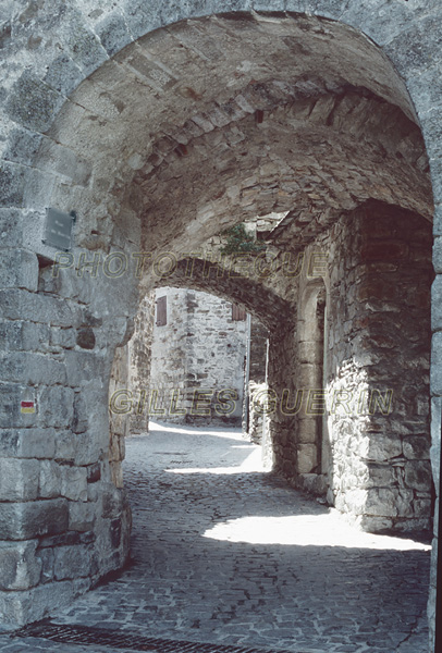 Ruelle dans un village mdieval traditionnel cvenol  - 2016