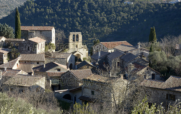 Village cvenol mdival traditionnel avec sa petite glise  - 2016