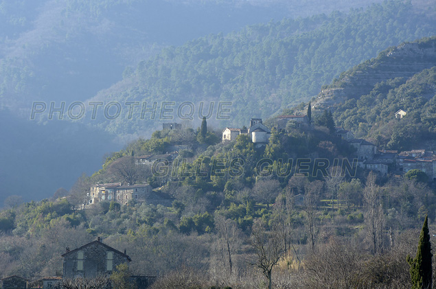 Les Cvennes avec un petit village mdival -2016