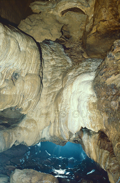 Paysage souterrain dans un gouffre du Lot - Concrtions calcaires dans un rseau actif