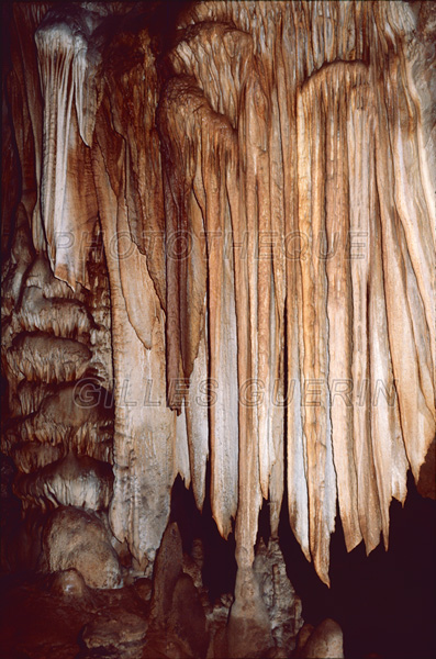 Paysage souterrain dans un gouffre du Lot - Concrtions calcaires - Draperies