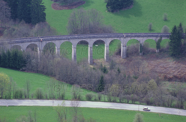 Ambiance bucolique - Paysage vallonn et vert avec petite route et petit viaduc - Rgion Centre