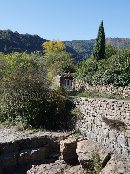 Sud du Parc Rgional des Monts d'Ardche - Cvennes 2021<BR><BR>Sur le GR de pays  Le Cvenol   - Lit d'un petit torrent de montagne et mystrieuse grille d'entre